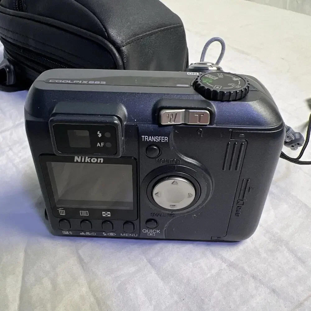 Nikon COOLPIX 885 3.2MP Digital Camera - Black (E885) NOT FULLY TESTED
